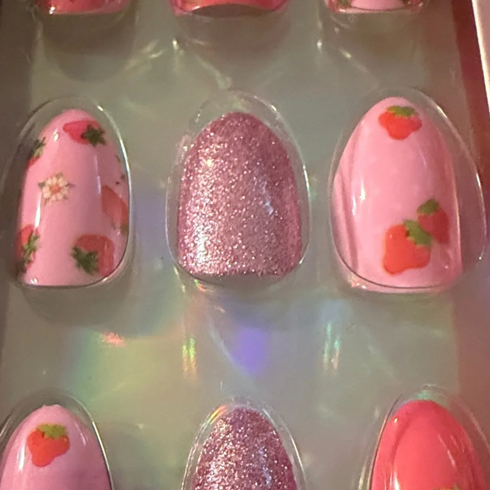Strawberry shortcake Faux Nails - Picture 3 of 4